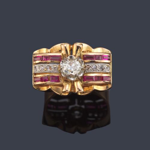 Anillo chevalier con diamante central talla 'old cushion' y rosa y cuatro bandas de rubíes sintéticos calibrados. Años '40.