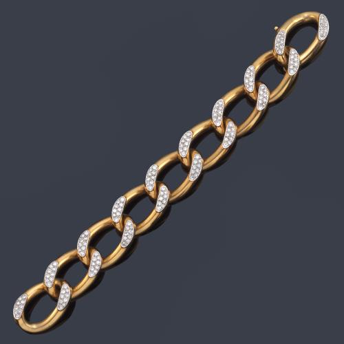 Pulsera con maxi eslabones enriquecidos con brillantitos en montura de oro amarillo de 18K.