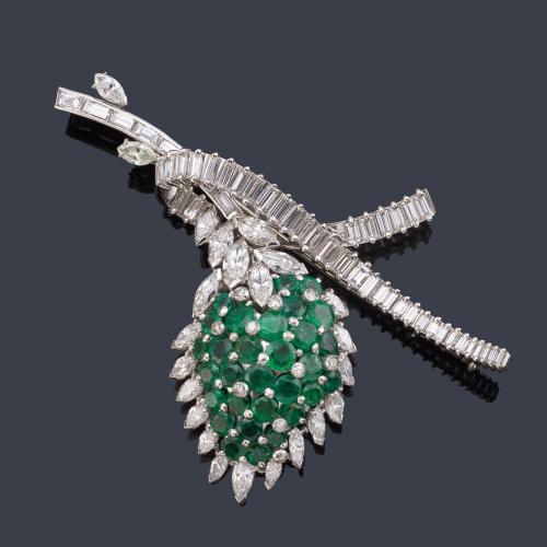 Broche floral con pavé de esmeraldas talla redonda y diamantes talla marquís y baguette de aprox. 5,00 ct en total.