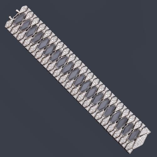 Delicada pulsera con motivos en forma de rombo realizados en cristal de roca, con remates de brillantes de aprox. 13,75 ct en total.