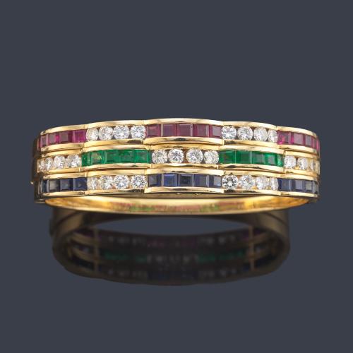 Pulsera ancha con bandas de zafiros calibrados de aprox. 3,15 ct, rubíes de aprox. 3,00 ct, esmeraldas de aprox. 1,60 ct y brillantes de aprox. 3,60 ct en total.