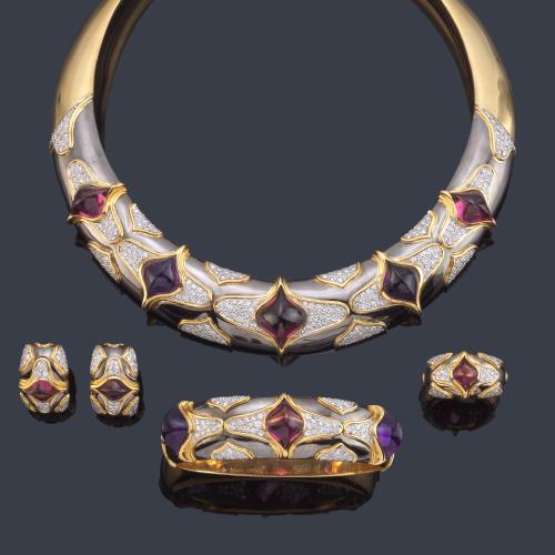 Parure con collar rígido, pulsera, pendientes tipo criolla y anillo con rubelitas y amatistas talla 'pain de sucre' y brillantes de aprox. 7,54 ct en total.
