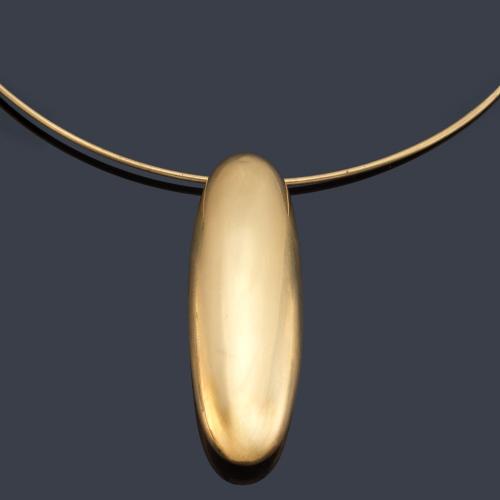 Collar rígido con pieza ovalada realizado en oro amarillo de 18K.