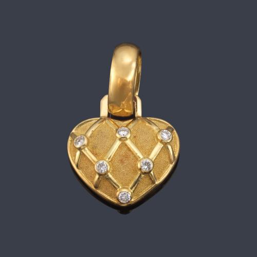 Colgante en forma de corazón con brillantes en montura de oro mate y brillo amarillo de 18K.