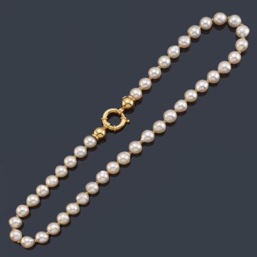 Collar con hilo de perlas de aprox. 9,15 mm - 9,95 mm con cierre de mosquetón en oro amarillo de 18K.