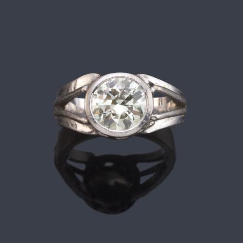 Solitario con brillante de aprox. 2,05 ct en montura de oro blanco de 18K.
