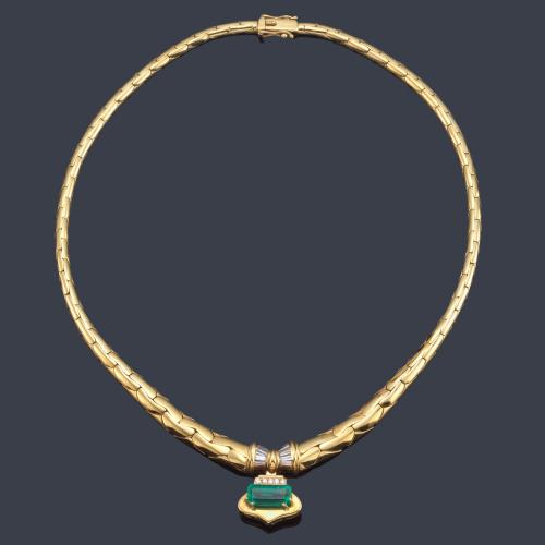Collar con esmeralda central de aprox. 4,00 ct con diamantes talla brillante y baguette de aprox. 0,65 ct en total.
