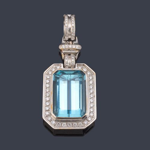 Colgante con gran aguamarina talla esmeralda de aprox. 27,54 ct con orla y reasa superior con brillantes de aprox. 1,20 ct en total.