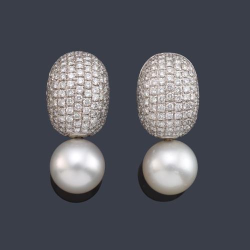 Pendientes largos con pareja de perlas Australianas de aprox. 12,53 mm y 12,48 mm con pavé superior de brillantes de aprox. 1,70 ct en total.