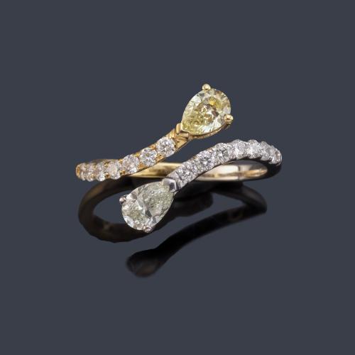 Anillo 'tú y yo' con dos diamantes talla perilla (uno de ellos fancy yellow) de aprox. 0,33 ct y 0,35 ct respectivamente.