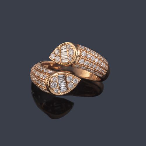 Anillo con diseño de doble cabeza de serpiente con diamantes talla brillante y baguette de aprox. 0,82 ct en total.