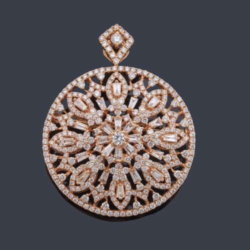 Colgante - broche circular con diseño calado con diamantes talla brillante y trapecio de aprox. 3,46 ct en total.