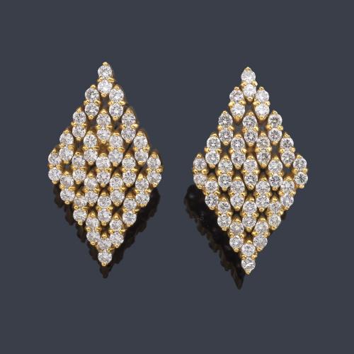 Pendientes con diseño de rombo con brillantes de aprox. 4,10 ct en total.