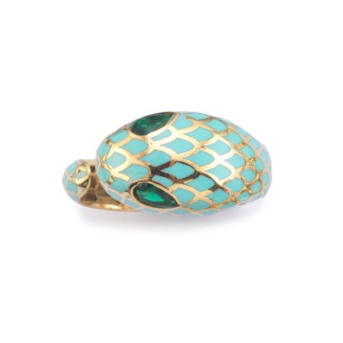 Anillo con diseño de serpiente con dos esmeraldas talla perilla y esmalte color turquesa imitando las escamas.