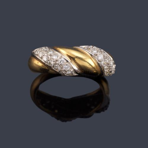Anillo con diseño entorchado con dos bandas de pavé de brillantes en montura de oro amarillo de 18K.