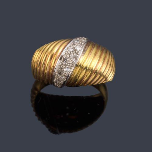 Anillo gallonado con banda de brillantes en montura de oro amarillo de 18K.
