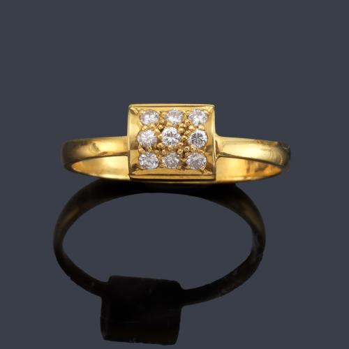 Anillo con motivo cilíndrico en pavé de brillantes en montura de oro amarillo de 18K.