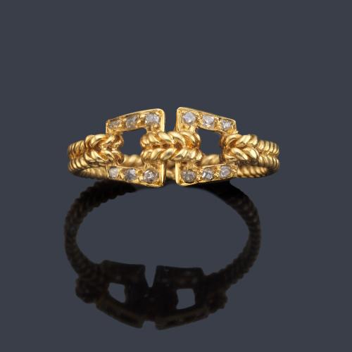 Anillo con doble aro con diseño entorchado y motivo superior con diamantes talla rosa, en oro amarillo de 18K.