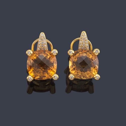 Pendientes cortos con pareja de cuarzos citrinos facetados con detalle superior con brillantes de aprox. 0,22 ct en total.