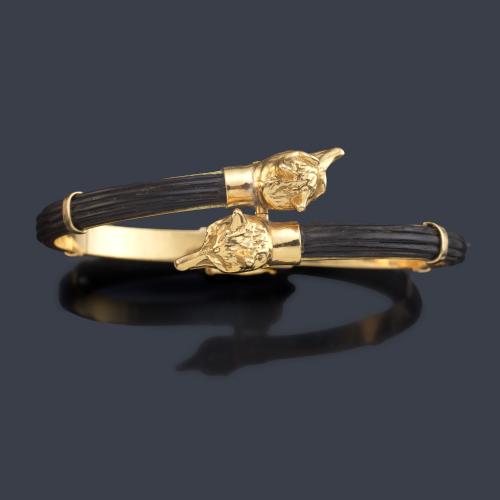  Pulsera semirrígida con dos cabezas de zorro, con decoración de pelo de elefante en montura de oro amarillo de 18K.