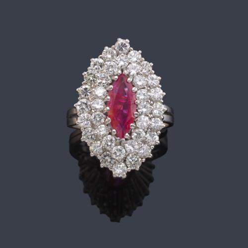 Anillo lanzadera con rubí talla marquís de aprox. 1,70 ct y doble orla de brillantes de aprox. 1,64 ct en total.