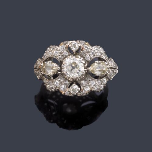Anillo con diamante talla antigua central y dos diamantes talla antigua perilla de aprox. 1,10 ct en total.