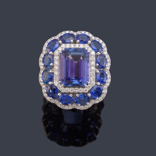 Anillo con tanzanita central de aprox. 5,52 ct con doble orla de brillantitos de aprox. 0,92 ct y zafiros talla oval de aprox. 3,48 ct en total.