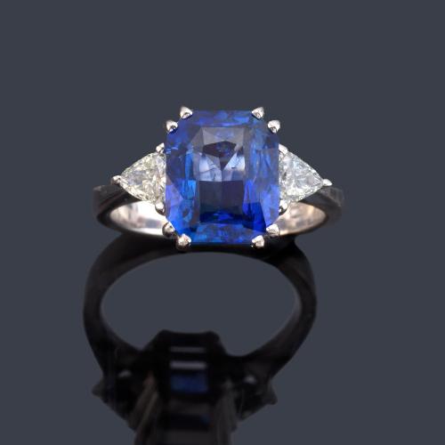  Anillo con zafiro talla cushion de aprox. 4,60 ct con dos diamantes talla triángulo de aprox. 0,38 ct en tota