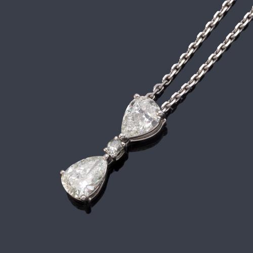 Colgante con dos diamantes talla perilla de aprox. 0,80 ct y 0,68 ct con un diamante talla oval al centro.