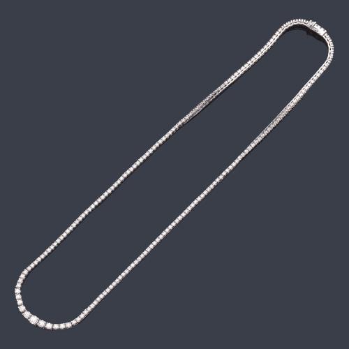Collar rivière con brillantes en disminución de aprox. 3,52 ct en total.