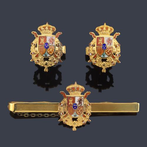 Pasador de corbata y gemelos con el escudo de La Casa Real Española decorado con esmalte policromado.