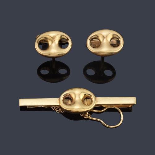 Gemelos y pasador con eslabón 'Gucci' en montura de oro amarillo de 18K.