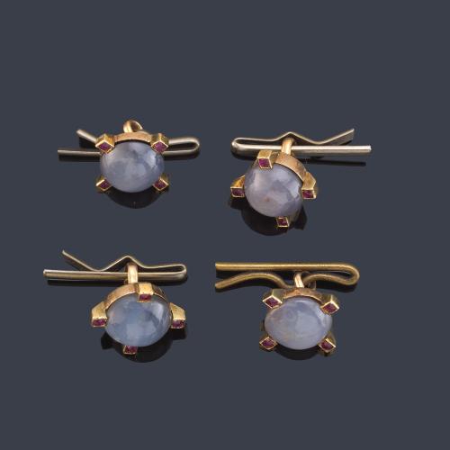 Cuatro botones con cuatro zafiros estrella talla cabujón decorado con rubíes en montura de oro amarillo de 15K.