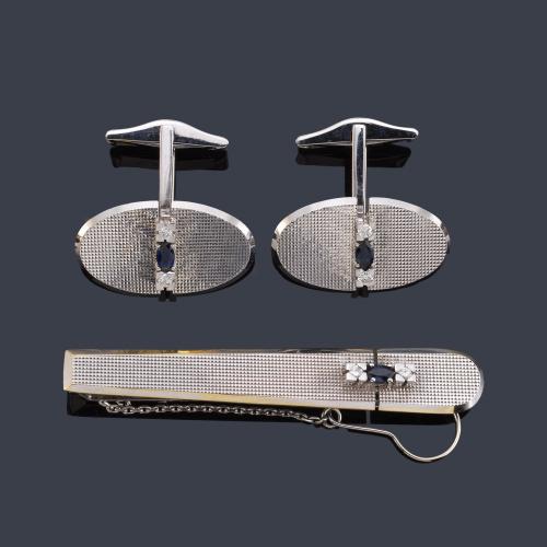 Gemelos con diseño ovalado y pasador de corbata en oro blanco de 18K, con brillantitos y zafiros.