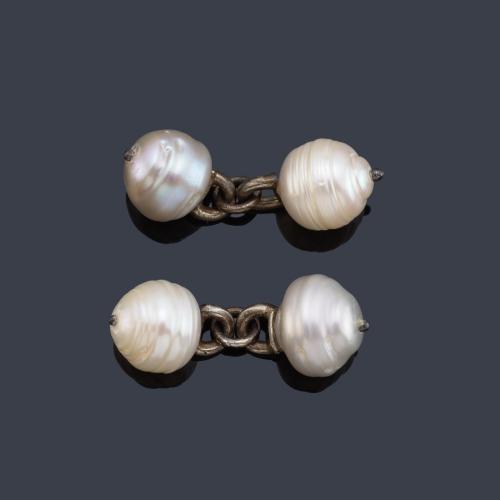 Gemelos con cuatro perlas australianas barrocas en montura de plata.