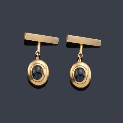 Gemelos con zafiros talla oval en montura de oro amarillo de 18K.