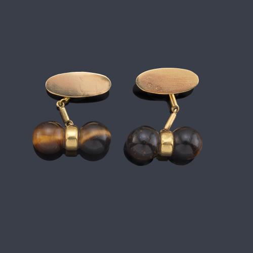 Gemelos con doble motivo esférico de cuarzo 'ojo de tigre' en montura de oro amarillo de 18K.