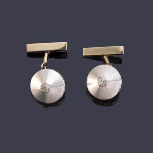 Gemelos circulares con un brillantito en montura de oro blanco de 18K.