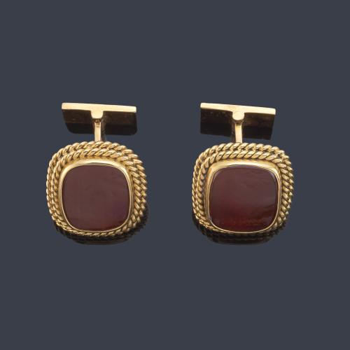 Gemelos con dos carneolas pulidas en montura de oro amarillo de 18K.