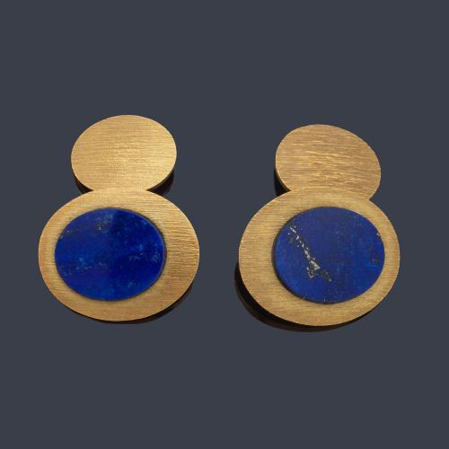 Gemelos con diseño ovalado con placa de lapislázuli sobre montura de oro amarillo mate de 18K. Años