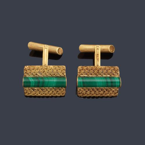Gemelos años '70 con motivo central tubular en malaquita con diseño calado en oro amarillo de 18K.