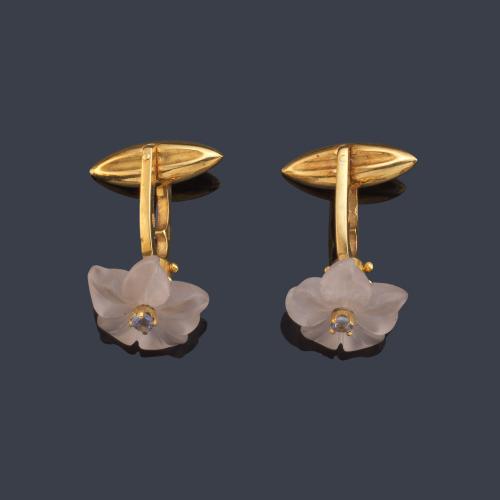 Gemelos con flores talladas en cuarzo rosa con un brillantito en montura de oro amarillo de 18K.