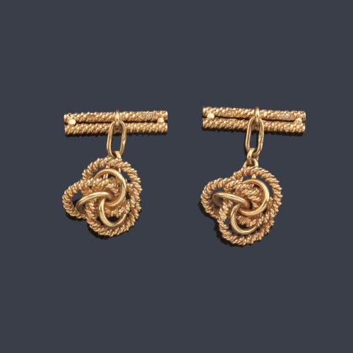 Gemelos con diseño de nudo en oro amarillo texturizado de 9K.