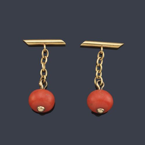 Gemelos con pareja de motivos esféricas de coral en montura de oro amarillo de 18K.