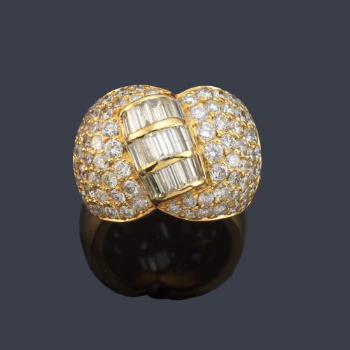  Anillo bombé con pavé de brillantes y tres bandas centrales con diamantes talla baguette de aprox. 3,45 ct en total.