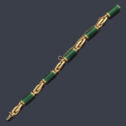 Pulsera con cinco motivos tubulares decorados con esmalte 'guillochè' color verde (con faltas) en oro amarillo de 18K.