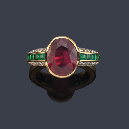  Anillo con rubí talla oval de aprox. 4,14 ct con dos bandas de esmeraldas calibradas y brillantes.