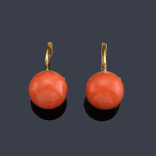 Pendientes largos con pareja de corales en forma semiesférica en montura de oro amarillo de 18K.