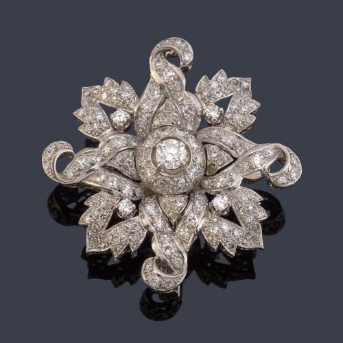  Broche floral en oro blanco de 18K con diamantes.