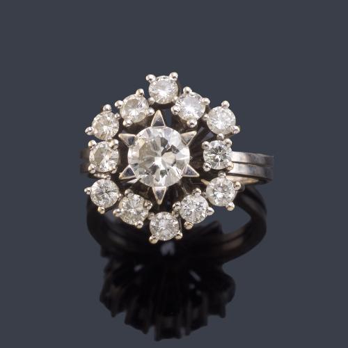  Anillo rosetón con brillantes de aprox. 1,30 ct en total.